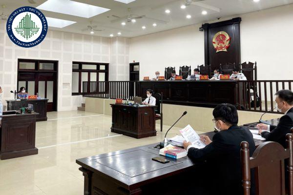 Khi hội đồng xét xử vào phòng xử án tất cả mọi người đều phải đứng dậy đúng không?