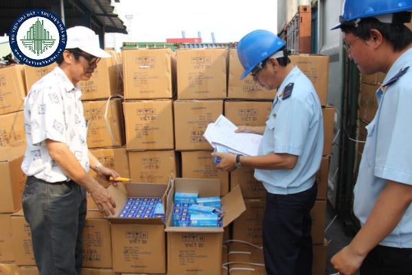 Khi kiểm tra thực tế hàng hóa xuất nhập khẩu, công chức hải quan thực hiện những công việc được quy định như thế nào?