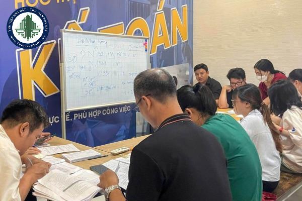 Không thông báo, báo cáo cho Bộ Tài chính nội dung liên quan đến khóa học bồi dưỡng kế toán trưởng bị xử phạt ra sao?