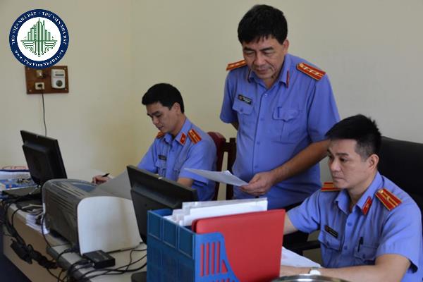 Kiểm tra viên là ai?