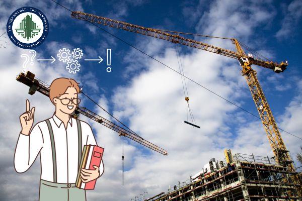 Người được giao quản lý công trình xây dựng khẩn cấp được quyết định công việc như thế nào?