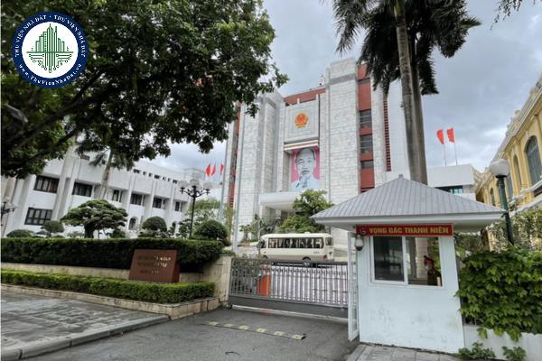 Nhiệm vụ, quyền hạn của UBND xã, phường, thị trấn trong lĩnh vực thương mại, dịch vụ được quy định như thế nào?