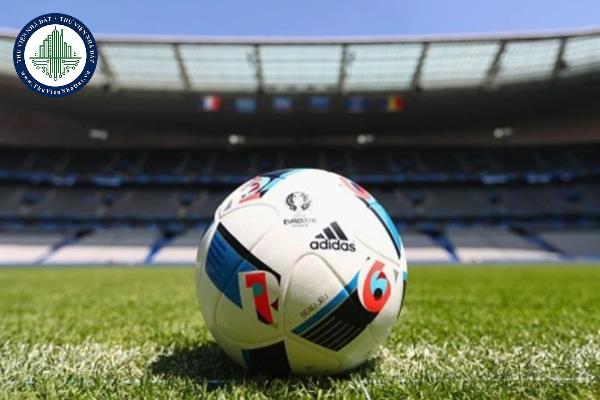 Những quyết định của Hội đồng Luật Quốc tế về bóng sử dụng trong thi đấu bóng đá được quy định như thế nào?
