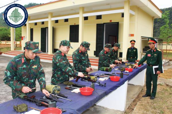 Nội dung huấn luyện về quản lý, sử dụng vũ khí, vật liệu nổ quân dụng, công cụ hỗ trợ được quy định ra sao?