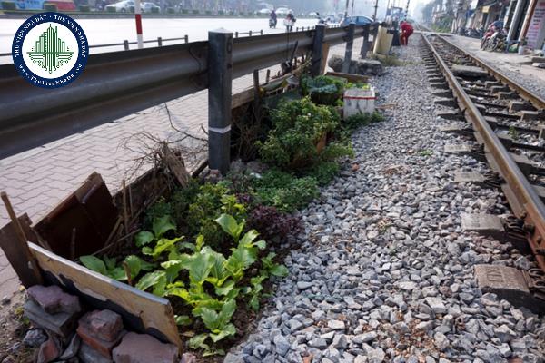 Quy định về hành lang an toàn giao thông đường sắt khi đường sắt và luồng đường thủy nội địa, luồng hàng hải chạy gần, liền kề nhau được quy định như thế nào?