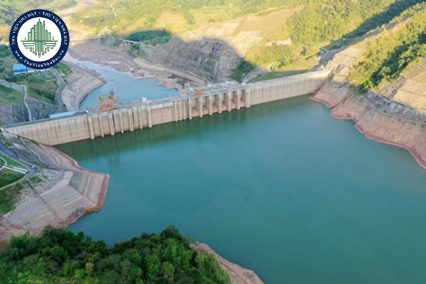 Quyền, nghĩa vụ của tổ chức, cá nhân được cấp giấy phép hoạt động trong phạm vi bảo vệ công trình thủy lợi được quy định ra sao?