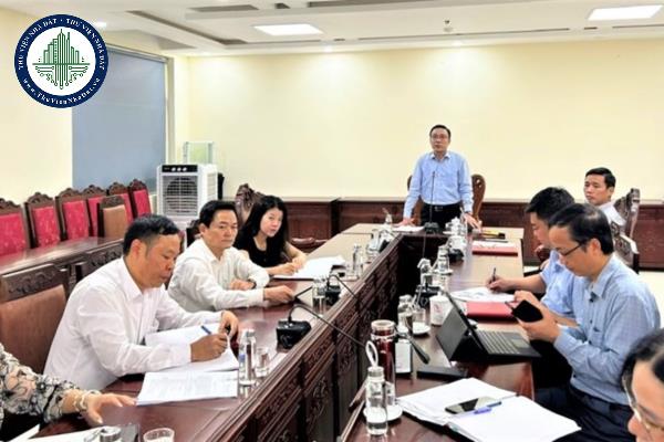 Sở Giáo dục và Đào tạo cần phối hợp với ai để lập kế hoạch công tác y tế trường học? Ai chịu trách nhiệm đào tạo và tập huấn cho nhân viên y tế trường học?