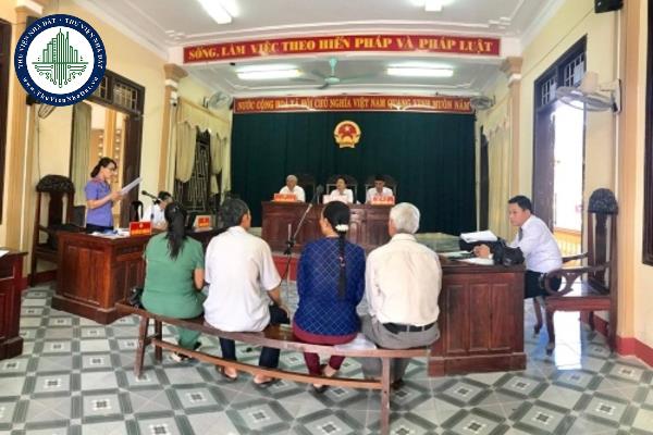 Sự có mặt của đương sự và những người liên quan khác trong phiên tòa phúc thẩm vụ án hành chính được quy định như thế nào?