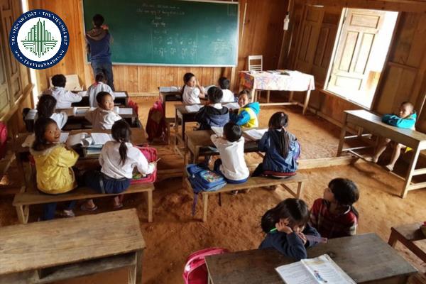 Thời gian tối đa hưởng phụ cấp thu hút đối với nhà giáo, cán bộ quản lý giáo dục công tác tại vùng có điều KT - XH đặc biệt khó khăn được quy định ra sao?