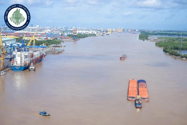 Tiêu chí lựa chọn doanh nghiệp để tham gia đấu giá chuyển nhượng quyền khai thác hạ tầng giao thông đường thủy nội địa là gì?