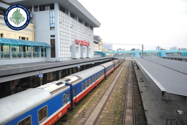 Trách nhiệm của Ủy ban nhân dân cấp huyện trong việc quản lý, bảo vệ kết cấu hạ tầng đường sắt là gì?