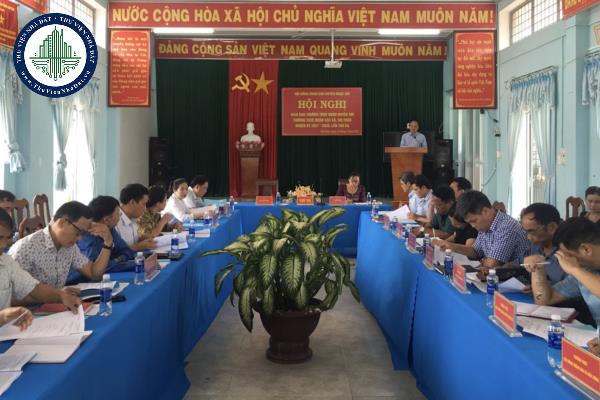 Trong lĩnh vực quốc phòng, an ninh, trật tự an toàn xã hội, Hội đồng nhân dân xã, thị trấn quyết định những vấn đề gì?