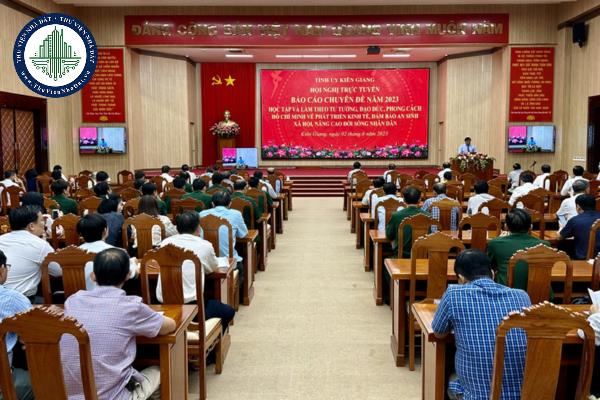 Trong lĩnh vực văn hoá, giáo dục, xã hội và đời sống, Hội đồng nhân dân huyện quyết định những vấn đề gì?