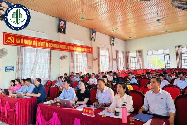 Trong lĩnh vực văn hoá, giáo dục, xã hội và đời sống, Hội đồng nhân dân xã, thị trấn quyết định những vấn đề gì?