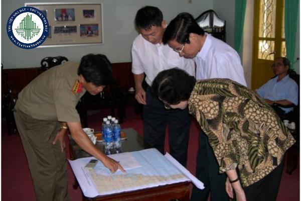 Trong lĩnh vực xây dựng chính quyền địa phương, quản lý địa giới hành chính, Hội đồng nhân dân huyện quyết định những vấn đề gì?