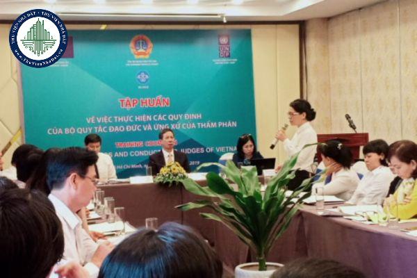 Ứng xử của thẩm phán với các cơ quan, tổ chức, cá nhân nước ngoài được quy định như thế nào?