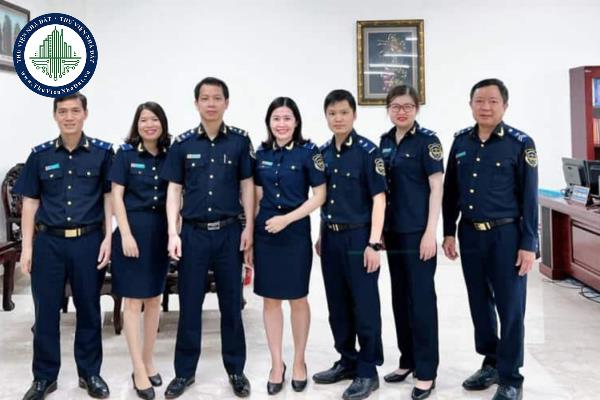 Vào tháng nào sẽ mang, mặc trang phục kiểu dáng xuân - hè của hải quan theo quy định của pháp luật hiện hành?