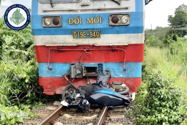 Việc tổ chức phòng vệ địa điểm xảy ra sự cố, tai nạn giao thông đường sắt tại đô thị được thực hiện như thế nào?