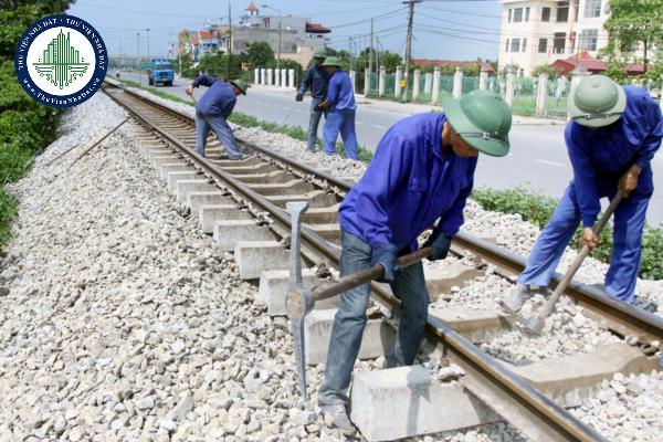 Việc xây dựng công trình thiết yếu trong phạm vi đất dành cho đường sắt được quy định như thế nào?