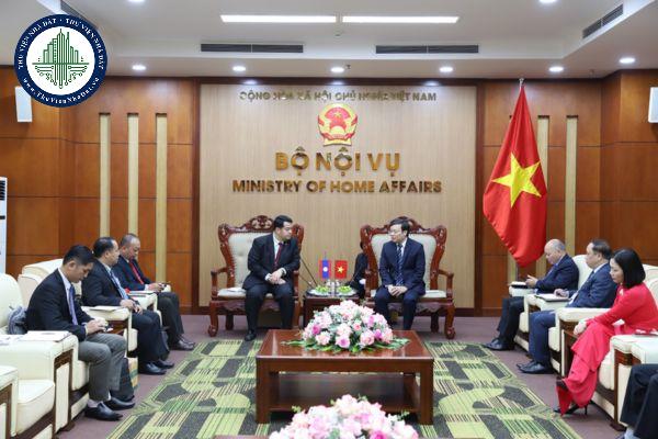 Bộ trưởng Bộ Nội vụ có trách nhiệm và thẩm quyền như thế nào đối với việc quản lý các đơn vị sự nghiệp công lập?