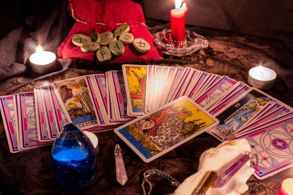 Xem bói hàng ngày, Gieo quẻ bói bài hàng ngày, Bói bài Tarot hàng ngày, có phải mê tín dị đoan hay không?