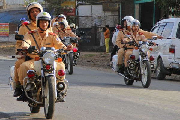 Khi tuần tra, kiểm soát giao thông đường bộ cảnh sát giao thông phải mặc trang phục như thế nào? (Hình từ Internet)