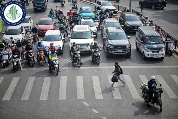 Dừng chờ đèn đỏ quá vạch bị phạt lỗi vượt đèn đỏ hay không chấp hành vạch kẻ đường?