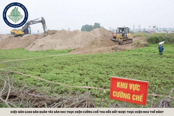 Việc bàn giao bảo quản tài sản khi thực hiện cưỡng chế thu hồi đất được thực hiện như thế nào?