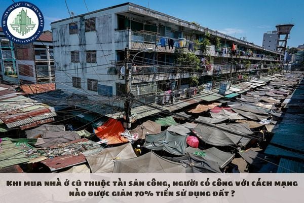 Khi mua nhà ở cũ thuộc tài sản công, người có công với cách mạng nào được giảm 70% tiền sử dụng đất ?