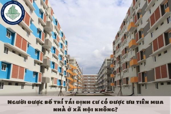 Người được bố trí tái định cư có được ưu tiên mua nhà ở xã hội không?