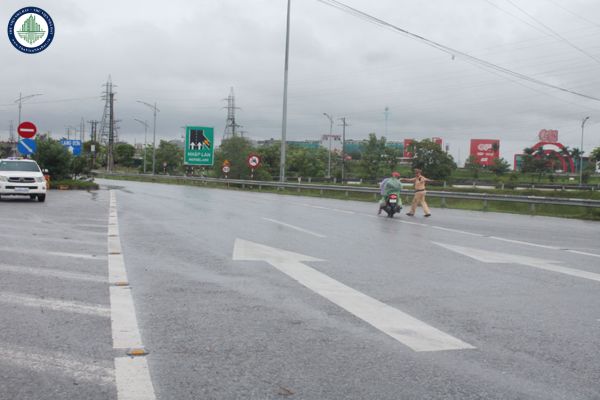 Phương tiện nào không được lưu thông trên cao tốc Hà Nội Bắc Giang? Chuyển mục đích sử dụng đất xây dựng đường cao tốc Hà Nội Bắc Giang thành đất ở có cần phải xin phép không?