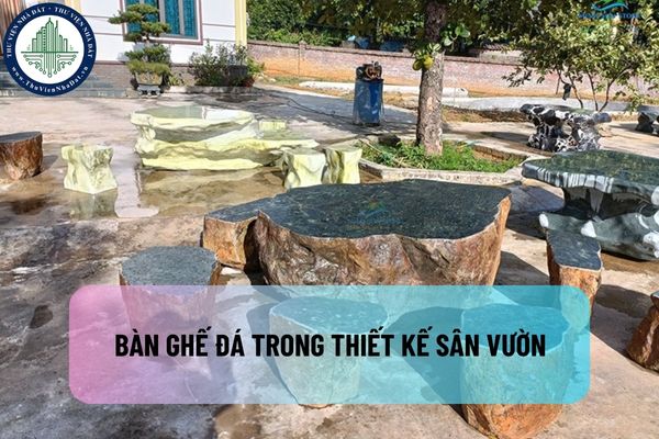 Bàn ghế đá trong thiết kế sân vườn tạo điểm nhấn cho không gian nhà ở hiện đại