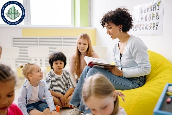 Giáo viên trường tiểu học bị buộc thôi việc khi nào?