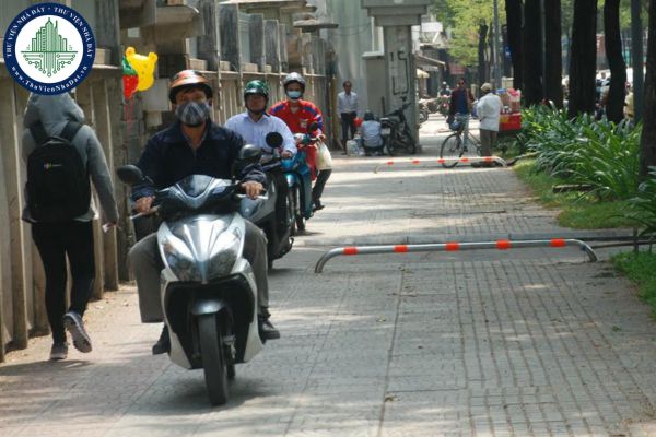 Đi xe máy trên vỉa hè bị phạt bao nhiêu tiền? Đi xe máy trên vỉa hè có bị trừ điểm giấy phép lái xe hay không? 