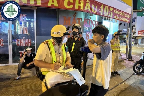 Vi phạm giao thông từ năm 2024 sẽ bị phạt theo mức cũ hay mức mới? Nguyên tắc trừ điểm giấy phép lái xe?
