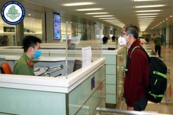 Quy định về quản lý phí, lệ phí trong lĩnh vực xuất nhập cảnh, quá cảnh, cư trú tại Việt Nam được sửa đổi ra sao?