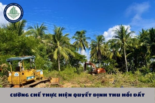 Việc cưỡng chế thực hiện quyết định thu hồi đất có được tiến hành trong trường hợp người bị cưỡng chế vắng mặt khi giao quyết định không?