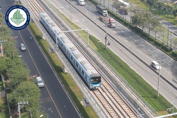 Metro số 1 Bến Thành Suối Tiên có chạy vào Tết Nguyên đán 2025 không?  Tết Nguyên đán 2025 là dịp mà nhu cầu đi lại tăng cao. Từ đó, có thể gây ra hiện tượng ùn tắc giao thông. Đi Metro là lựa chọn thích hợp nhờ những tiện ích, tiện nghi mà nó mang lại. Vậy Metro số 1 Bến Thành Suối Tiên có chạy vào Tết Nguyên đán 2025 không?  Theo thông báo chính thức, nhằm đáp ứng nhu cầu đi lại trong dịp Tết Nguyên đán 2025, tuyến Metro số 1 Bến Thành Suối Tiên vẫn hoạt động vào dịp Tết Ất Tỵ, thậm chí còn hoạt động xuyên đêm giao thừa để phục vụ hành khách tham gia các hoạt động đón năm mới. Giờ chạy tàu Metro số 1 Tết Ất Tỵ? Để đáp ứng nhu cầu di chuyển và du xuân trong dịp Tết Nguyên đán 2025, Sở Giao thông Vận tải Thành phố Hồ Chí Minh đã công bố lịch trình hoạt động của tuyến metro số 1 Bến Thành - Suối Tiên, áp dụng từ ngày 24/1 (tức 25 tháng Chạp năm Giáp Thìn) đến ngày 2/2 (mùng 5 tháng Giêng năm Ất Tỵ). Cụ thể, từ ngày 24 đến ngày 28/1 (tức 25-29 tháng Chạp năm Giáp Thìn), tàu metro số 1 sẽ hoạt động từ 5h đến 23h Riêng ngày 29/1 (nhằm mùng 1 Tết), tuyến metro này sẽ hoạt động thêm khung giờ 0h30 đến 2h, sau đó tàu hoạt động theo lịch bình thường từ lúc 5-22h. Từ ngày 30/1 đến ngày 2/2 (tức mùng 2 đến mùng 5 Tết), metro số 1 hoạt động từ 5h đến 22h theo lịch chạy tàu như đã ấn định trước đây. Với kế hoạch này, số chuyến tàu và giờ giãn cách cũng sẽ được điều chỉnh cho phù hợp.  Metro số 1 Bến Thành Suối Tiên có chạy vào Tết Nguyên đán 2025 không? Giờ chạy tàu Metro số 1 Tết Ất Tỵ? (Hình ảnh từ Internet) Giá vé Metro số 1 Bến Thành Suối Tiên và chính sách ưu tiên và miễn giảm vé Tuyến metro số 1 Bến Thành Suối Tiên đã công bố chính sách giá vé từ ngày 21/01/2025 sau 30 ngày miễn phí trải nghiệm, với các mức phí phù hợp cho nhiều đối tượng. Khách thanh toán bằng tiền mặt sẽ chi trả từ 7.000 đến 20.000 đồng mỗi lượt, tùy quãng đường, trong khi khách dùng phương thức thanh toán không tiền mặt được giảm nhẹ, từ 6.000 đến 19.000 đồng mỗi lượt. (1) Giá vé Tuyến Metro số 1 Bến Thành Suối Tiên áp dụng các mức giá vé linh hoạt, phù hợp với nhiều nhóm đối tượng: - Vé lượt: Vé lượt cho phép hành khách đi trên một quãng đường trong ngày, với mức giá như sau: + Tiền mặt: 7.000 - 20.000 đồng, tùy thuộc vào khoảng cách di chuyển. + Không dùng tiền mặt: 6.000 - 19.000 đồng, giảm 1.000 đồng so với thanh toán tiền mặt. - Vé theo thời gian: Dành cho những hành khách thường xuyên di chuyển, không giới hạn số lượt đi lại trong khoảng thời gian cụ thể: - Vé 1 ngày: 40.000 đồng/người. - Vé 3 ngày: 90.000 đồng/người. - Vé tháng: Đối với hành khách phổ thông, vé tháng có giá 300.000 đồng/người, không giới hạn số lượt đi lại trong tháng. Riêng học sinh, sinh viên sẽ được giảm 50%, chỉ còn 150.000 đồng/người. (2) Chính sách ưu tiên và miễn giảm vé Một số đối tượng được hưởng chính sách miễn phí hoặc giảm giá khi sử dụng dịch vụ metro: - Đối tượng miễn phí + Người có công với cách mạng. + Người khuyết tật. + Người cao tuổi (từ 60 tuổi trở lên). + Trẻ em dưới 6 tuổi (phải có người lớn đi kèm). Những đối tượng này chỉ cần sử dụng thẻ căn cước để quét tại cổng soát vé. Với trẻ em dưới 6 tuổi, người đi cùng có trách nhiệm chứng minh độ tuổi nếu nhân viên nhà ga yêu cầu. -. Đối tượng giảm giá Học sinh, sinh viên được giảm giá vé tháng còn 150.000 đồng/người. Để được áp dụng chính sách này, hành khách cần đăng ký qua ứng dụng Công dân số TPHCM từ ngày 25/1. Vé tháng dành cho nhóm đối tượng này sẽ chính thức mở bán từ ngày 15/2. Quy định về hoạt động bảo đảm trật tự, an toàn giao thông vận tải đường sắt gồm những gì? Theo quy định tại Điều 40 Luật Đường sắt 2017 thì hoạt động bảo đảm trật tự, an toàn giao thông vận tải đường sắt bao gồm: - Hoạt động bảo đảm trật tự, an toàn giao thông vận tải đường sắt bao gồm: + Bảo đảm an toàn về người, phương tiện, tài sản của tổ chức, cá nhân trong hoạt động giao thông vận tải đường sắt; + Bảo đảm điều hành tập trung, thống nhất hoạt động giao thông vận tải trên đường sắt; + Phòng ngừa, ngăn chặn và đấu tranh chống hành vi phá hoại công trình đường sắt và các hành vi vi phạm hành lang an toàn giao thông đường sắt; + Các biện pháp phòng ngừa tai nạn giao thông trên đường sắt và tại điểm giao cắt đồng mức giữa đường sắt và đường bộ. - Tổ chức, cá nhân phải chấp hành quy định của pháp luật về bảo đảm trật tự, an toàn giao thông vận tải đường sắt. - Hành vi vi phạm trật tự, an toàn giao thông vận tải đường sắt phải được phát hiện kịp thời, xử lý nghiêm minh, đúng pháp luật. - Tổ chức, cá nhân tham gia hoạt động giao thông vận tải đường sắt có trách nhiệm bảo đảm trật tự, an toàn giao thông vận tải đường sắt. Lực lượng Công an và chính quyền địa phương các cấp nơi có đường sắt đi qua, trong phạm vi nhiệm vụ, quyền hạn của mình có trách nhiệm bảo đảm an ninh, trật tự, an toàn giao thông vận tải đường sắt. Cơ quan, tổ chức có trách nhiệm phối hợp trong hoạt động bảo đảm trật tự, an toàn giao thông vận tải đường sắt.