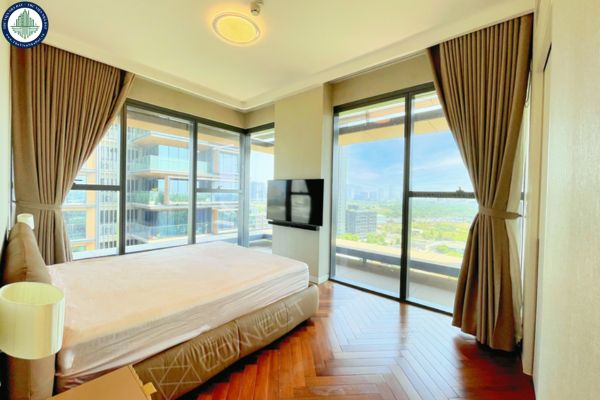 Bán chung cư 3 phòng ngủ Cove Residence view sông 183m2, 60 tỷ, pháp lý đầy đủ