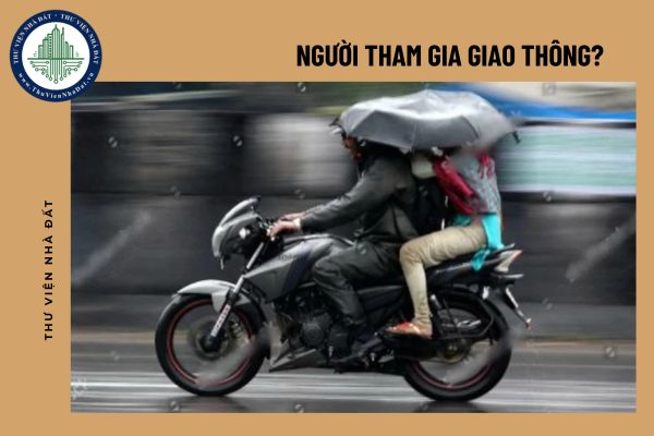 Người ngồi sau xe máy có phải là người tham gia giao thông?