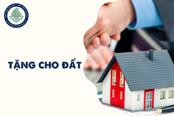 Bố ruột tặng cho đất nhưng chồng đi làm ăn xa không về được có thể ủy quyền cho vợ ký kết hợp đồng tặng cho đất không?