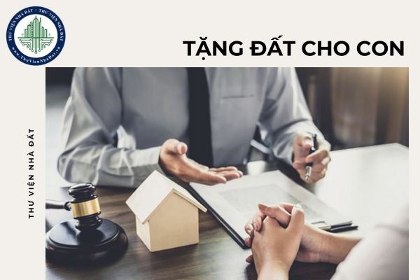 Bố mẹ tặng đất cho con với điều kiện không được bán được không?