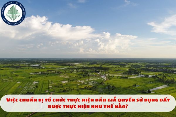 Việc chuẩn bị tổ chức thực hiện đấu giá quyền sử dụng đất được thực hiện như thế nào?
