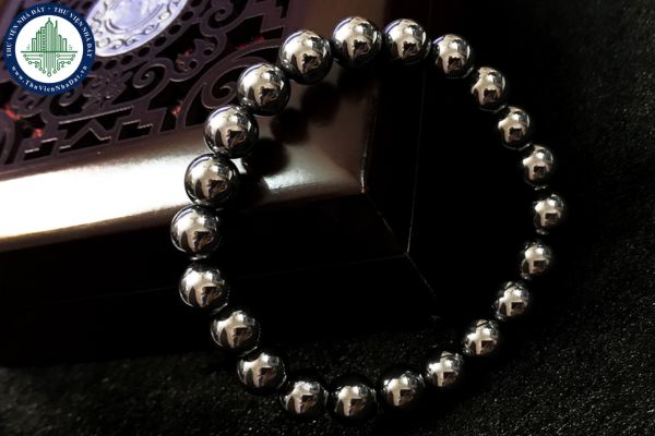 Ý nghĩa phong thủy của vòng tay đá Hematite