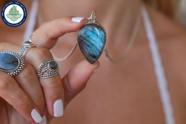 Đá Labradorite có nguồn gốc như thế nào? Đá Labradorite hợp với người mệnh nào?