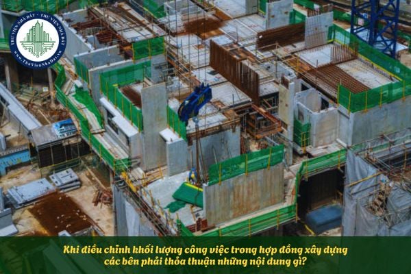 Khi điều chỉnh khối lượng công việc trong hợp đồng xây dựng các bên phải thỏa thuận những nội dung gì?