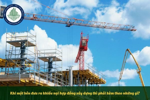 Khi một bên đưa ra khiếu nại hợp đồng xây dựng thì phải kèm theo những gì?