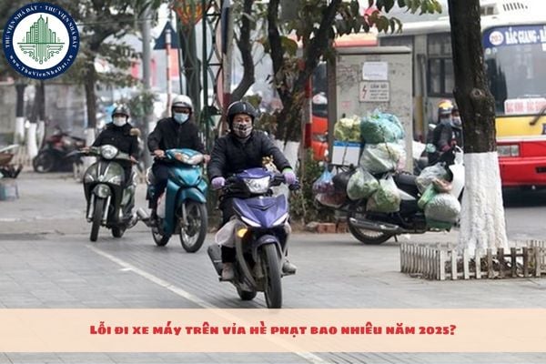 Lỗi đi xe máy trên vỉa hè phạt bao nhiêu năm 2025?