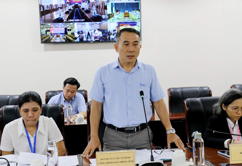Đại diện Ban Quản lý dự án đầu tư xây dựng công trình giao thông tỉnh báo cáo tại hội nghị
