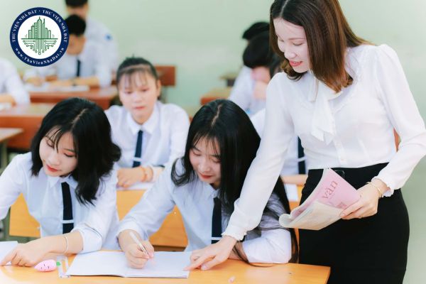 Giáo viên trung học phổ thông mỗi năm dành bao nhiêu thời gian để bồi dưỡng nâng cao trình độ?